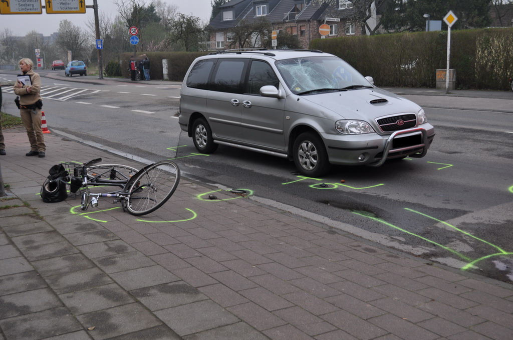 VU Radfahrer PKW Koeln Heimersdorf Volkhovenerweg P09.JPG